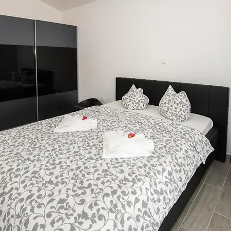 Apartment Mali Nono