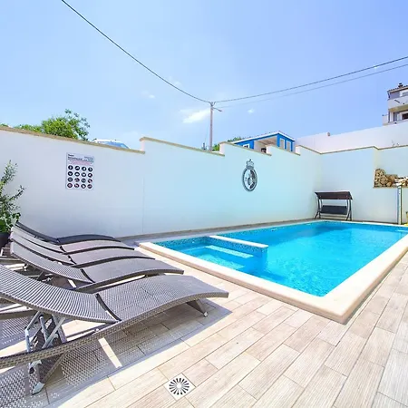 Apartment Mali Nono *